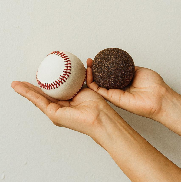Pelota de béisbol convencional y pelota ecológica de sargazo