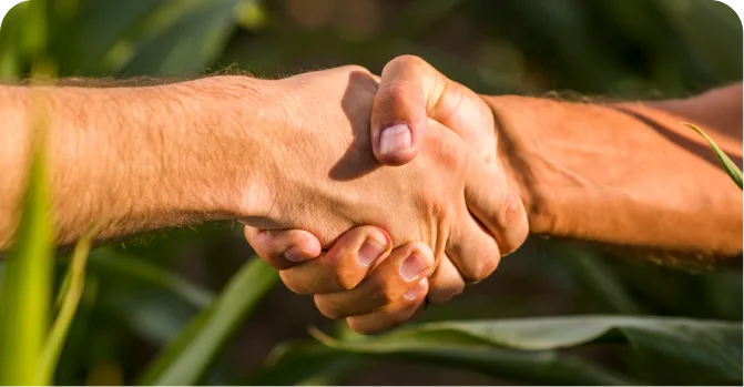 Apretón de manos en un campo agrícola